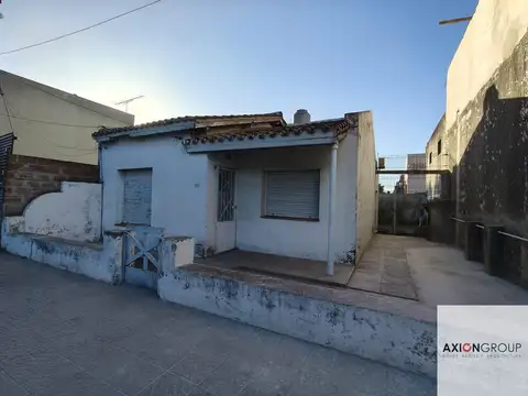 520 E/2 y 2 bis-Casa a remodelar de 3 dormitorios c/ cochera en Ringuelet 100