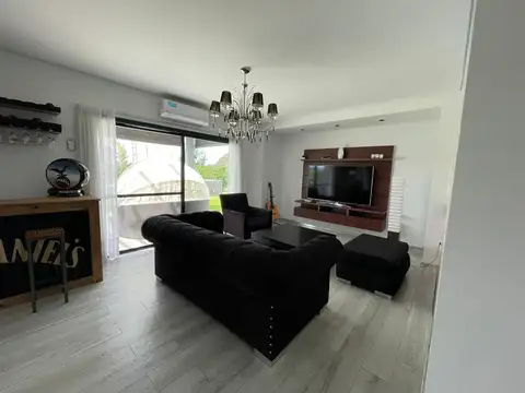 Casa 5 ambientes con 4 baños