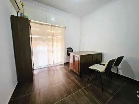 CASA en VENTA dos dormitorios, tres baños. Gran terreno con excepcional ubicacion, ideal para invers