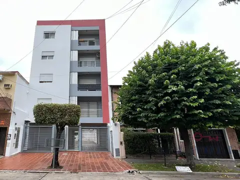 Departamento de dos ambientes con balcón al frente y cochera  en San Andrés