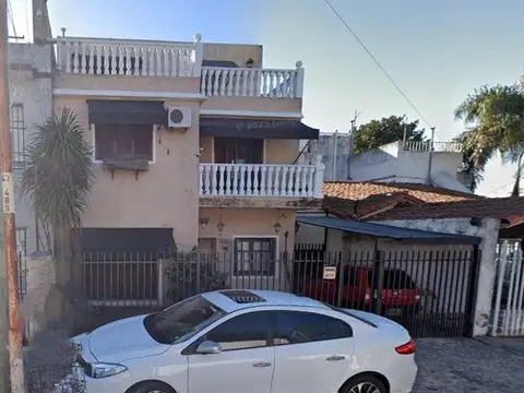 *CASA 5 AMB. EN 3 PLANTAS SOBRE LOTE DE 8,66 X 30 *FONDO LIBRE Y ENTRADA DE AUTO