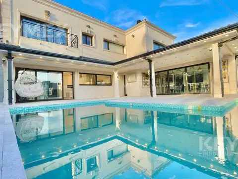 Casa 6 ambientes con 4 baños