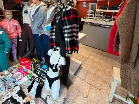 LOCAL EN ALQUILER, CON VIDRIERA EXCELENTE UBICACION