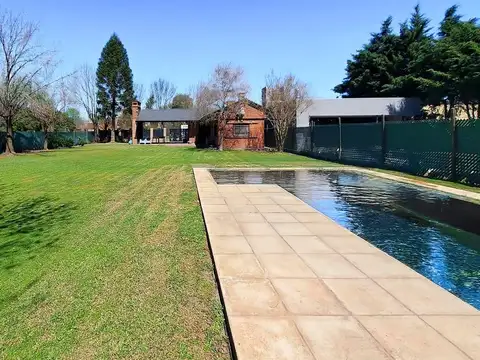 VENTA | PERMUTA - Casa de 2 dormitorios con galería y piscina - Roldán.