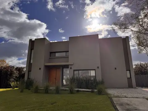 Casa en Alquiler de 4 dormitorios
