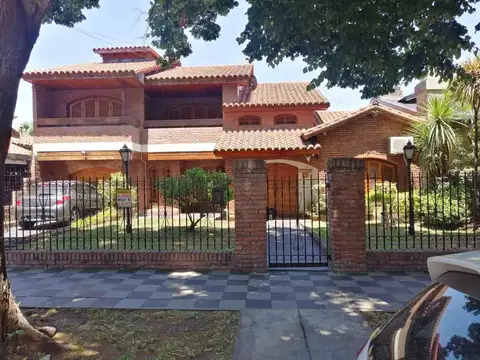 CASA 7 AMB EN VENTA MONTE GRANDE IDEAL DOS FAMILIA