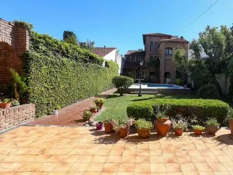 Casa en Venta con 2 cocheras