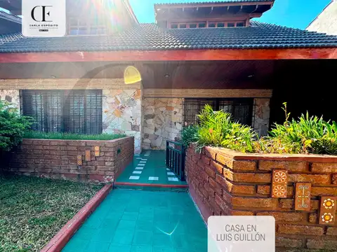 Casa 8 ambientes con 4 baños