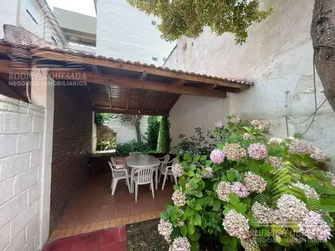 Hermoso duplex c/quincho y espacio vehicular.