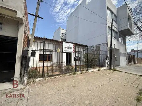 ¡VENDE! Casa en calle 30 e/ 44 y 45 - A REFACCIONAR