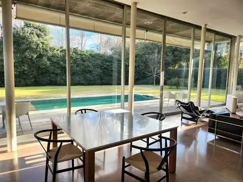 Casa en Alquiler con 2 cocheras