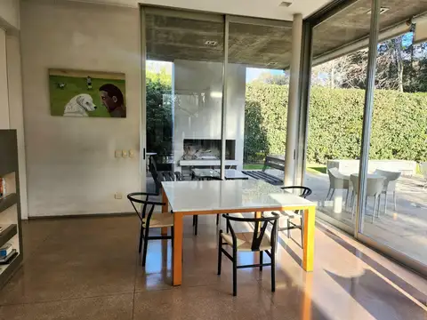Casa 6 ambientes con 2 baños