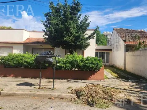 Venta casa 3 ambientes con cochera y jardín en Bernal