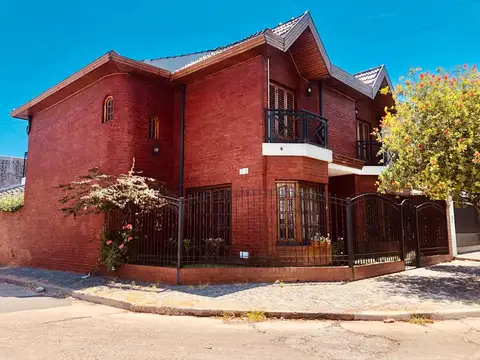 chalet 4 amb. con cochera y fondo.-