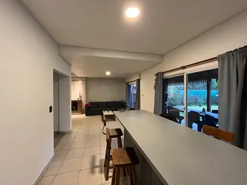 Casa 6 ambientes con 2 baños