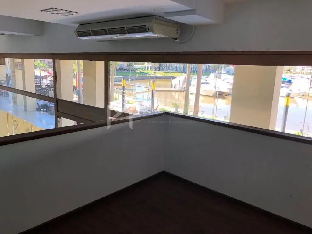 Local - 10 años | 3 baños | Excelente