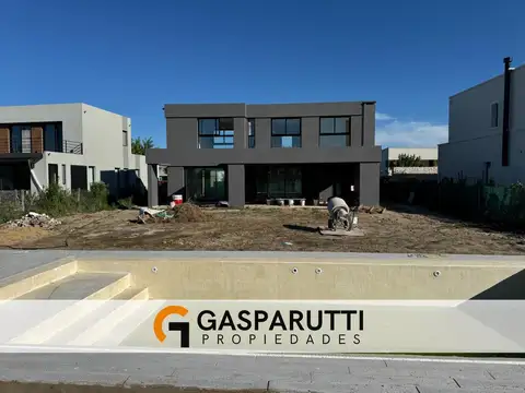 Casa en Venta con 3 cocheras