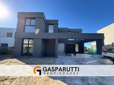 Casa en Venta en El Cantón con vista directa al GOLF