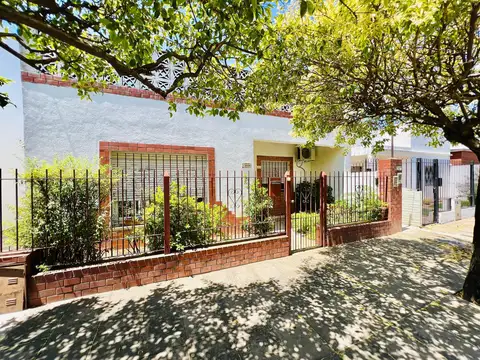 Casa de cuatro ambientes en venta, en Béccar.