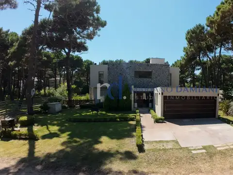 Casa 5 Dormitorios con Pileta en Venta en Pinamar Zona Norte