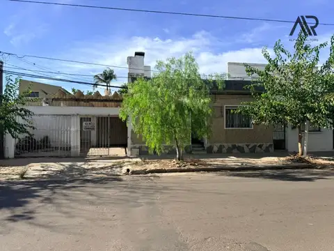 Casa en venta c/ cochera en Artigas