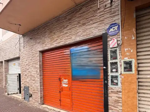Local en alquiler - a metros de la estación J L Suarez