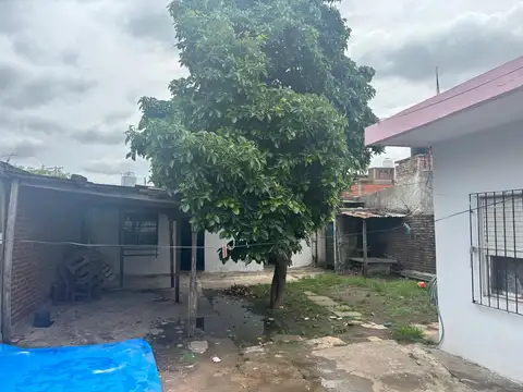 Casa de 2 ambientes con entrada de auto en Berazategui