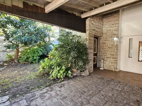 Casa venta 4 ambientes  Castelar