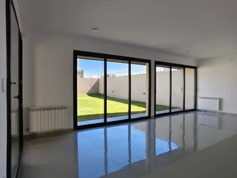 Casa 4 ambientes con 2 baños