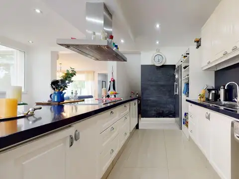 Casa 8 ambientes con 3 baños