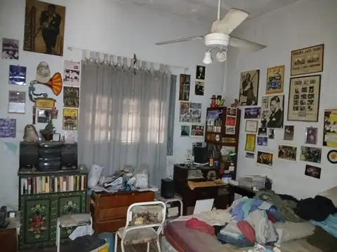 Venta Casa 3 ambientes con patio y jardin paraa refaccionar en Mataderos