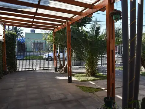 Casa en Venta con 3 cocheras