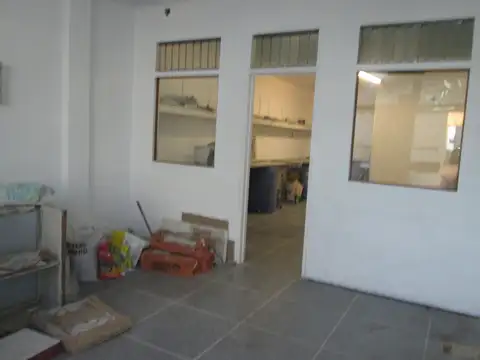 LOCAL 45 MTS2 CON BAÑO Y ANTEBAÑO  -  VIDRIERA PERSINA  -  MUY BUEN ESTADO