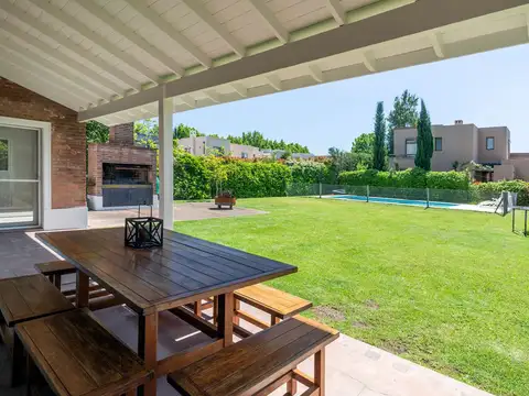 Casa 4 ambientes con 2 baños