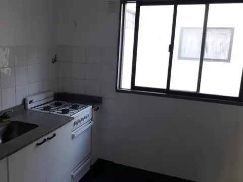 Departamento 2 Amb. frente con balcón, piscina y solarium.-