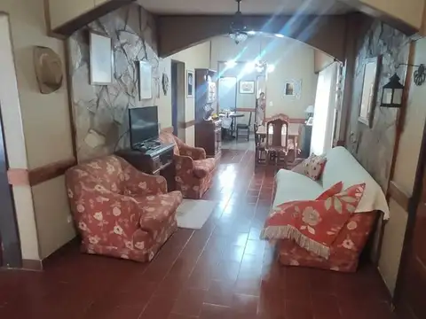 VENTA SARANDI CASA 3 HABITACIONES COCHERA Y JARDIN