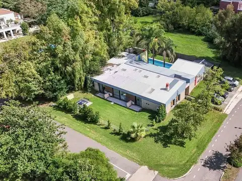 Club  Newman Av de los constituyentes al 7200