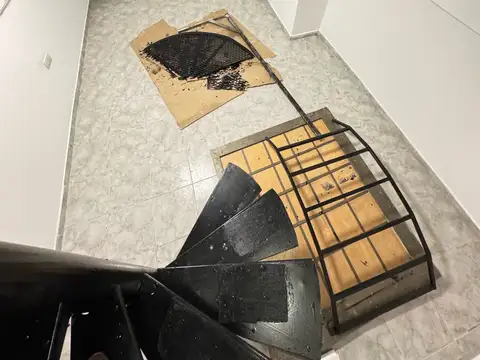 Local OPORTUNIDAD impecable Av  Santa Fe y Cerrito en galeria  ideal  inversion con renta asegurada