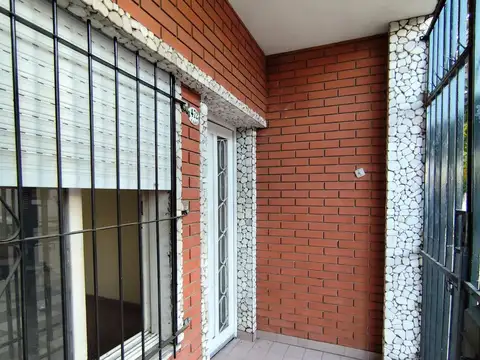 CASA EN VENTA DE 3 AMBIENTES EN ISIDRO CASANOVA  - OPORTUNIDAD!