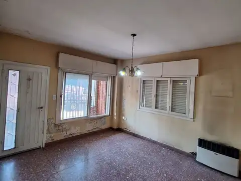 CASA EN VENTA DE 3 AMBIENTES EN ISIDRO CASANOVA  - OPORTUNIDAD!