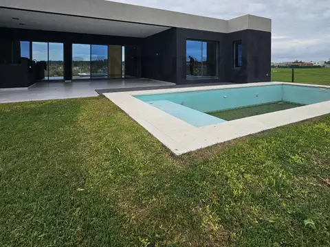 Casa en venta ubicada en Naudir, Escobar ( Financiacion Directa )