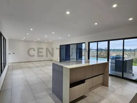 Casa en Venta con 3 cocheras