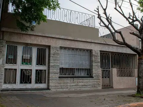 CASA EN VENTA AZCUENAGA - 3 DORMIS, PATIO, COCHERA