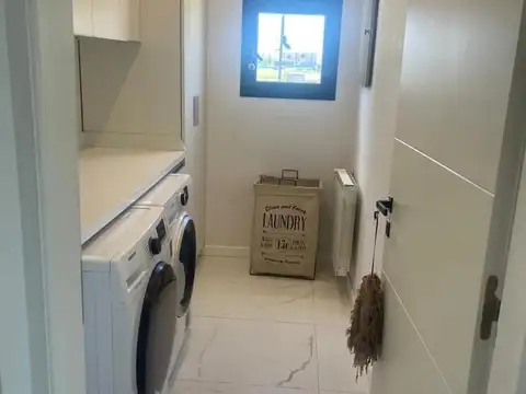 Casa en Venta con 4 cocheras