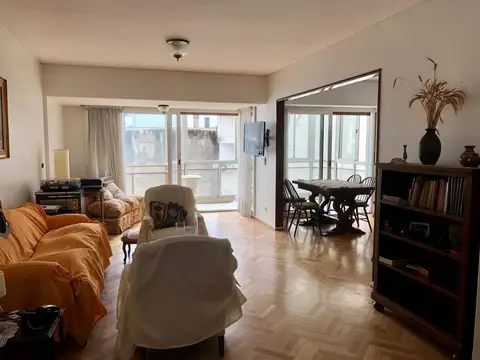 3 ó 4 ambientes con dependencia y cochera.