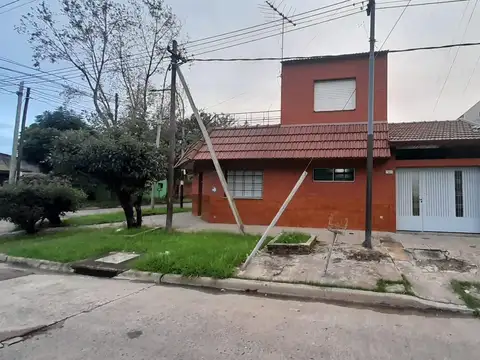 Casa en venta - 2 Dormitorios 1 Baño - Cochera - 181Mts2 - Lanús