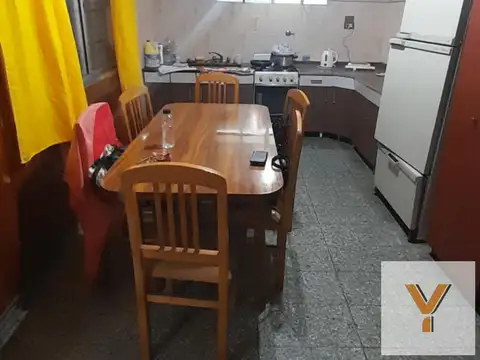 Casa en venta - 2 Dormitorios 1 Baño - Cochera - 181Mts2 - Lanús