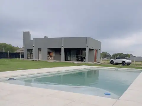 Casa a Estrenar con Pileta — Barrio Villa Adriana