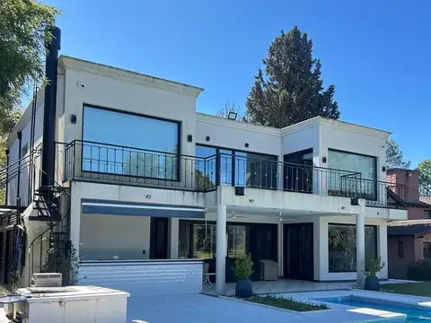 Casa 8 ambientes con 5 baños
