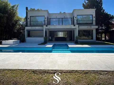 Casa en Alquiler con 3 cocheras